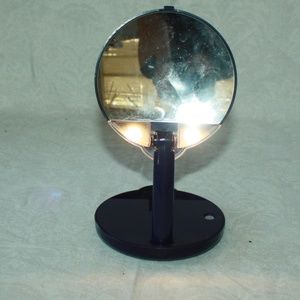 Compact eyebrow mirror with light